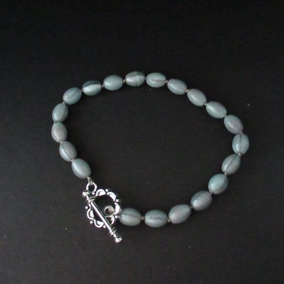 Vintage Uranium Glass bead bracelet - Picture 10 of 12